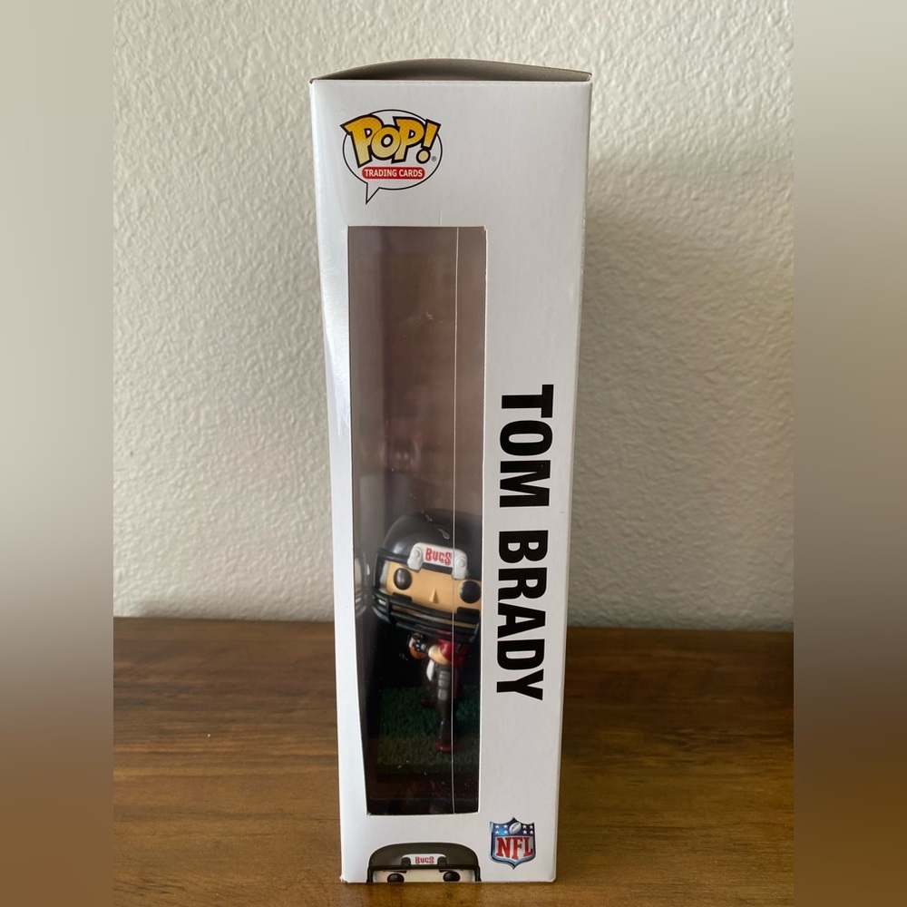 Funko Pop! NFL Collectible Tampa Bay Buccaneers Tom Brady Prizm Edition #11 - Picture 2 of 5